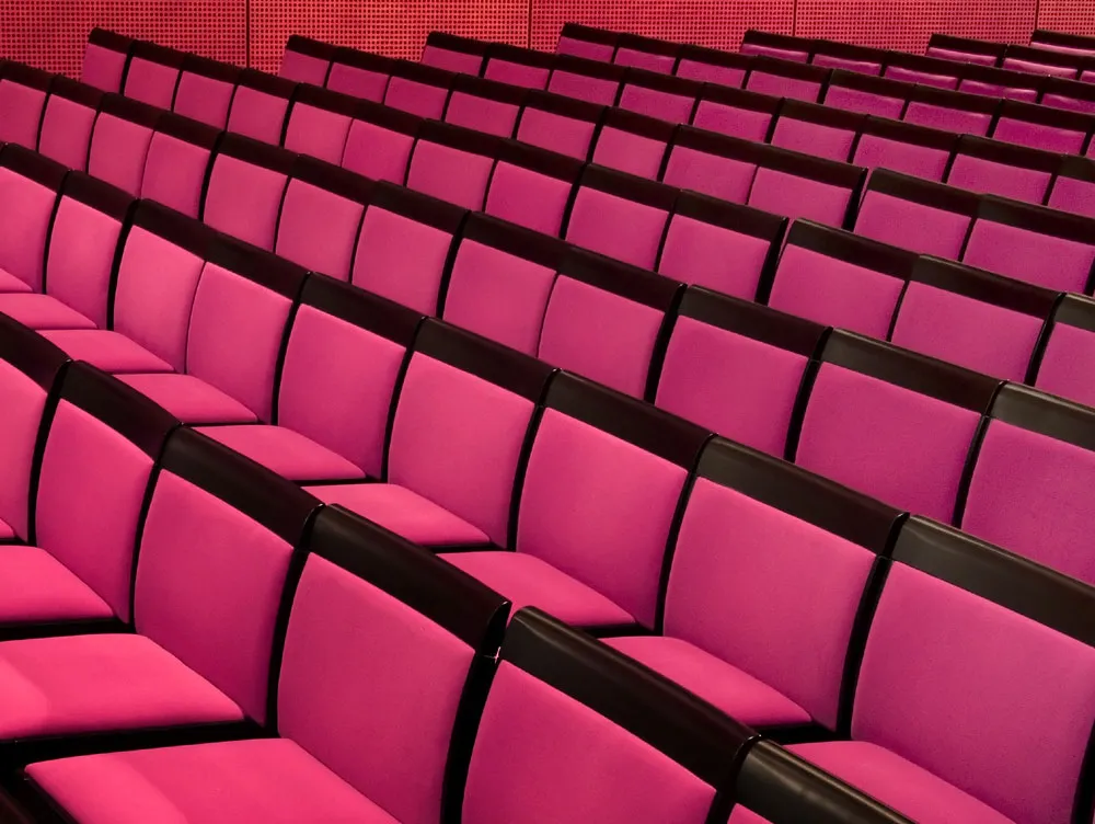 Cadeiras de auditório rosa da Casa da Música
