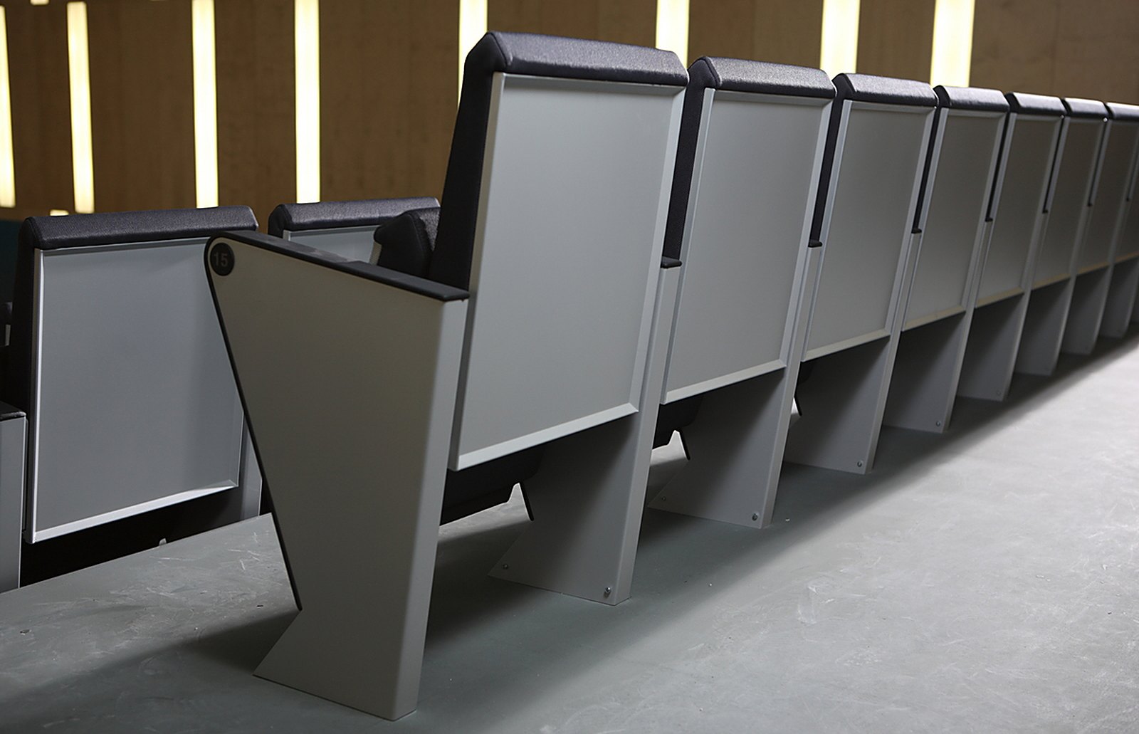 Cadeira de auditório Arpa Dynamobel, instalação