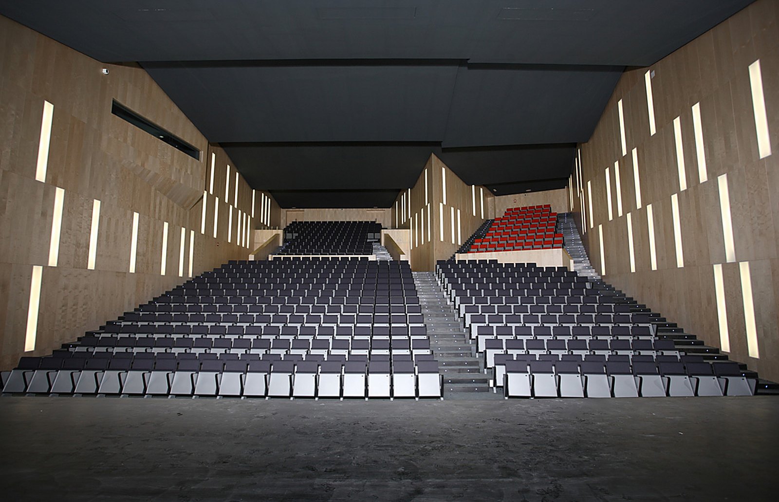 Cadeira de auditório Arpa Dynamobel