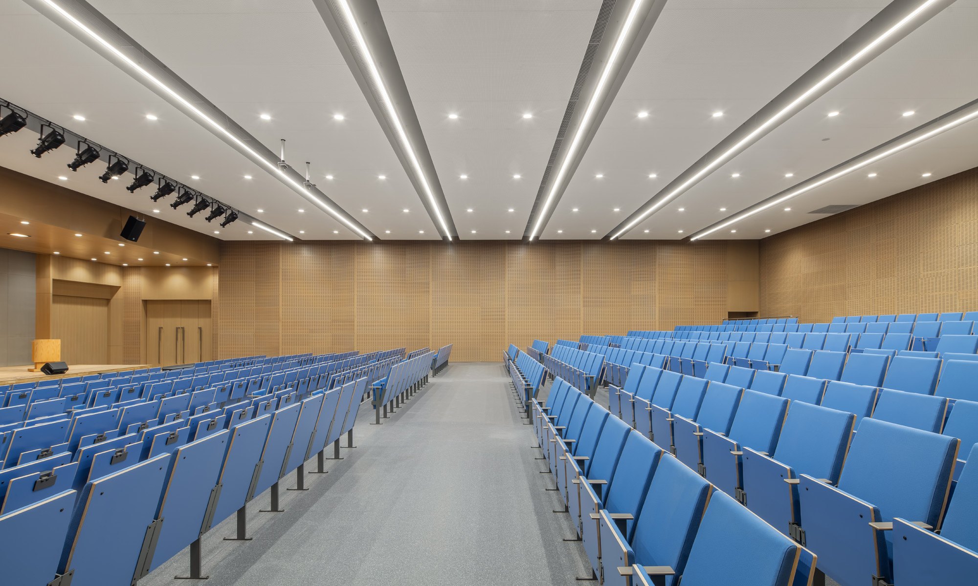 Cadeira de auditório Salina Avarte, instalação